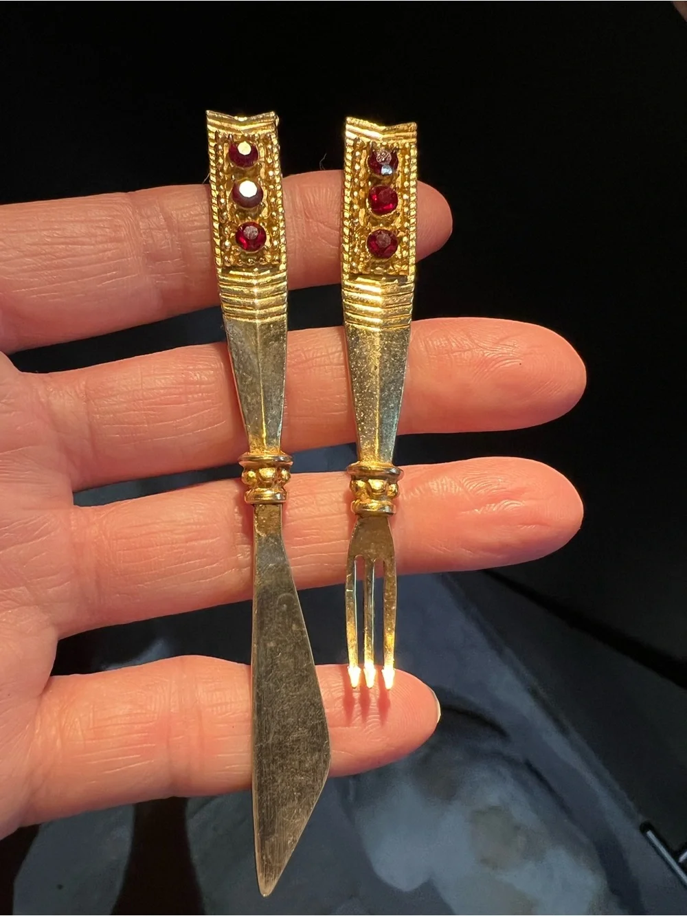 Vintage Gold-Tone Decorative Appetizer Knives and Forks Set no damage detected